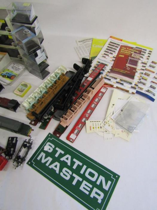 Collection of empty 00 gauge, car, wagon boxes and train parts including 2 diecast green trains - Image 4 of 7