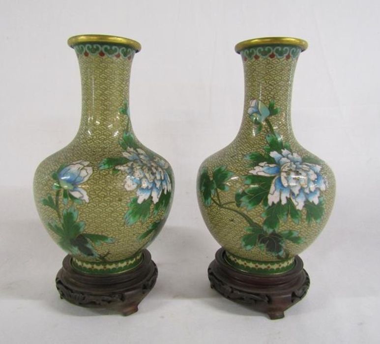 Pair of cloisonné vases depicting flowers and birds on wooden stands approx. 24cm (includes - Image 5 of 10