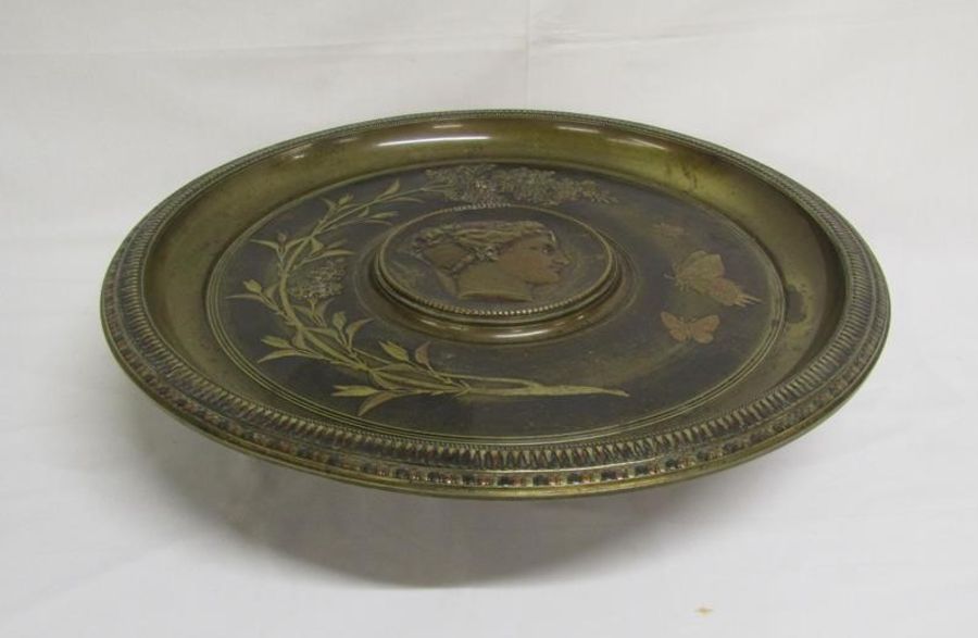 Large bronze tazza footed dish, the shallow greenish gold patternated dish centred by a medallion - Image 6 of 6