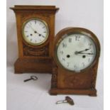 2 oak cased mantel clocks unmarked with carved cases - largest measuring approx. 38.5cm H x 25.5cm W