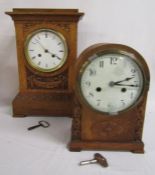 2 oak cased mantel clocks unmarked with carved cases - largest measuring approx. 38.5cm H x 25.5cm W