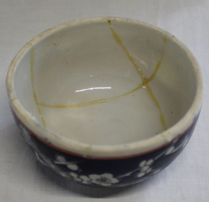 Pair of Chinese porcelain ginger jars with blossom decoration 26cm high (one cover a/f) with red - Image 3 of 6