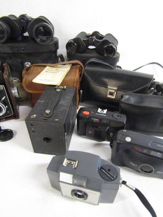 Collection of cameras and binoculars including 'Brownie 127', No.2 Brownie, Prinz Auto Copal-MXV - Image 4 of 5