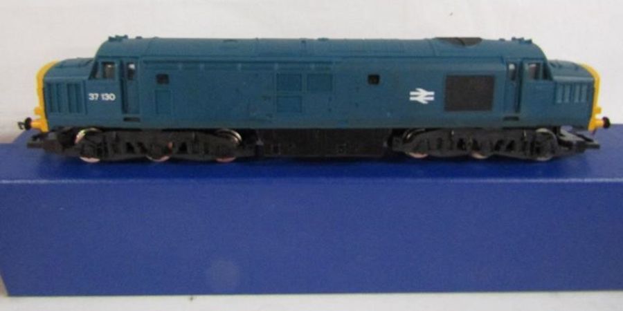 00 gauge Lima Italy 50043 Eagle - Hornby 37 130 train - Triang 46201 Princess Elizabeth and Triang - Image 3 of 5