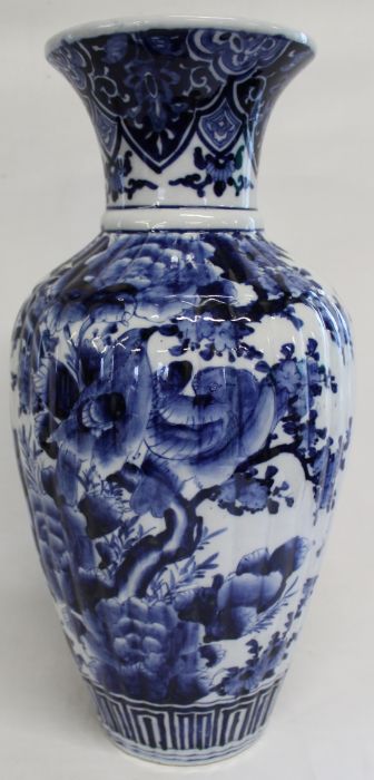 Large late 19th c / early 20th century Chinese lobed blue and white vase with flared rim and bird - Image 3 of 4