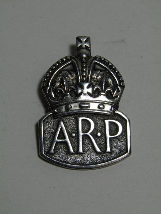 Silver cigar cutter London PH Vogel 1962, silver Royal Mint 1938 ARP badge, other pin badges - Image 5 of 9