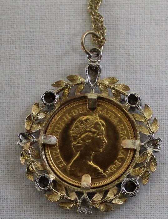 Elizabeth II 1982 gold half sovereign in 9ct gold pendant mount set with diamond chips on 9ct gold - Image 2 of 2