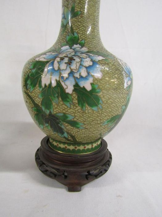 Pair of cloisonné vases depicting flowers and birds on wooden stands approx. 24cm (includes - Image 7 of 10