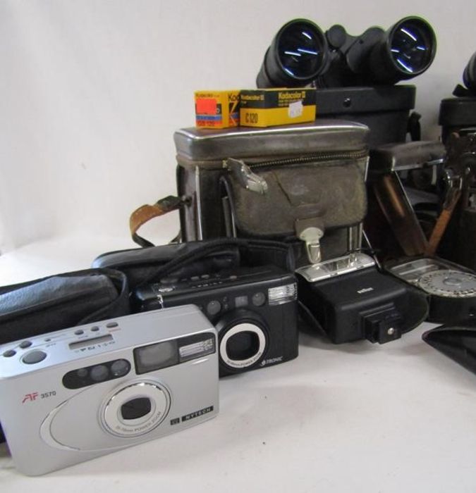 Collection of cameras and binoculars including 'Brownie 127', No.2 Brownie, Prinz Auto Copal-MXV - Image 2 of 5