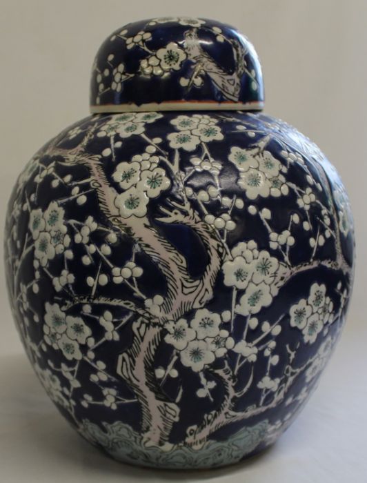 Pair of Chinese porcelain ginger jars with blossom decoration 26cm high (one cover a/f) with red - Image 6 of 6