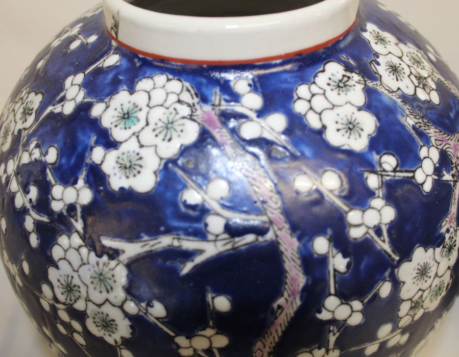 Pair of Chinese porcelain ginger jars with blossom decoration 26cm high (one cover a/f) with red - Image 4 of 6