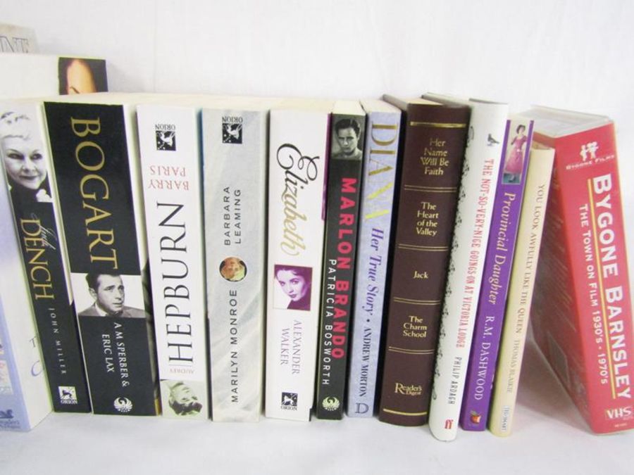 Mixed collection of books including price guide to Baxter prints, V&A needlepoint collection, - Image 4 of 4