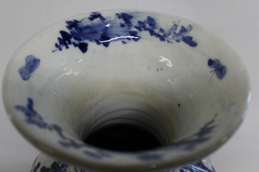 Large late 19th c / early 20th century Chinese lobed blue and white vase with flared rim and bird - Image 2 of 4