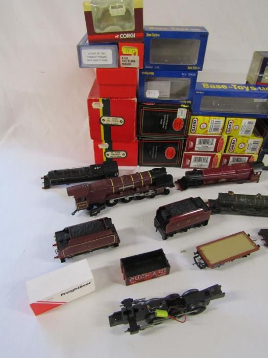 Collection of empty 00 gauge, car, wagon boxes and train parts including 2 diecast green trains - Image 2 of 7