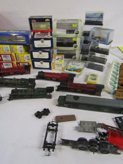 Collection of empty 00 gauge, car, wagon boxes and train parts including 2 diecast green trains - Image 3 of 7