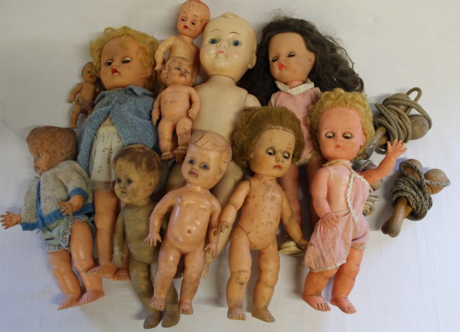 Selection of vinyl / plastic vintage dolls & 3 skipping ropes