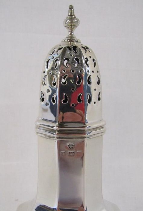 William Hutton & Sons Ltd - London silver caster - dates rubbed but possibly 1893-1907 - approx. - Image 2 of 4