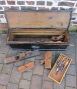 Black pine wooden tool chest containing chisels and planes - approx. 93cm x 28cm x 28cm