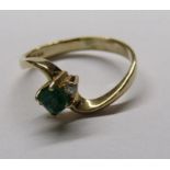 14ct (585) emerald and 2 diamond twisted ring - total weight 2.5g - ring size K
