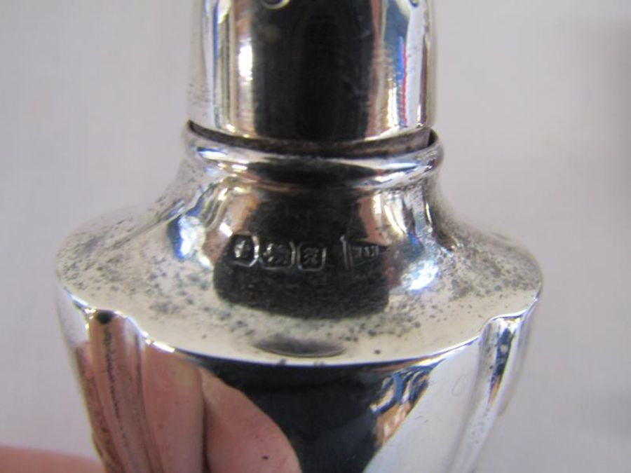 Sheffield Walker & Hall 1915 silver pepper pots, Walker & Hall 1940 pepper pot - total weight - Image 3 of 5