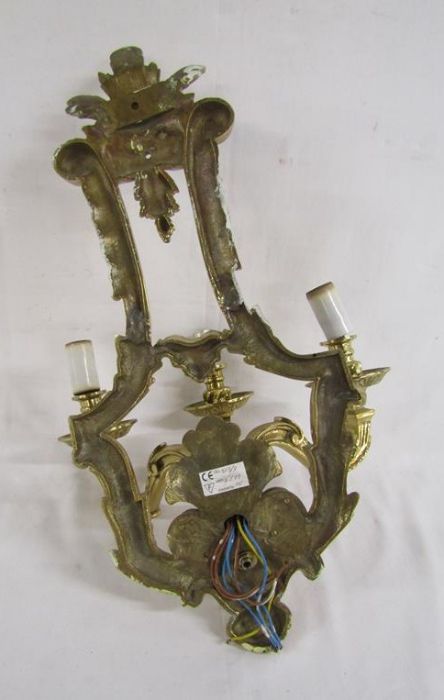 Heavy 3 branch brass hall wall light - Image 4 of 4