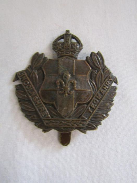 Collection of cap badges and buttons includes Lincoln, Scottish Kings Border, Lincolnshire Yeomanry, - Image 7 of 8