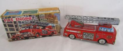 Battery operated original 1960'S tin fire engine with box - trade mark S.H Japan