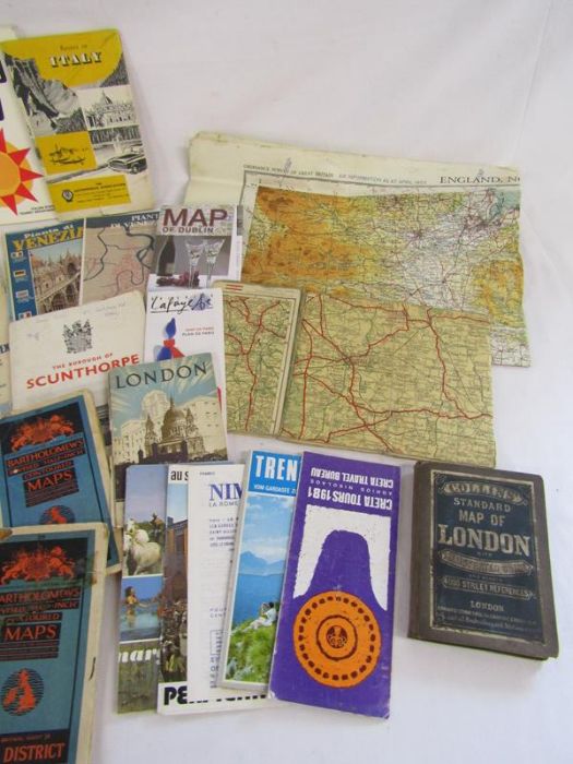 Collection of guides and maps including Collin's standard map of London - Image 5 of 7