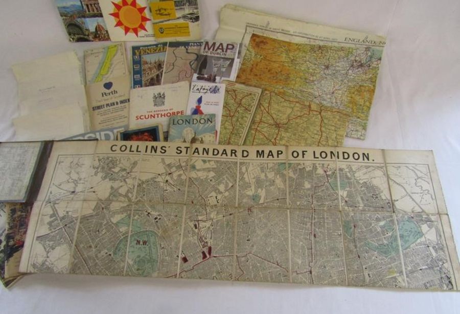 Collection of guides and maps including Collin's standard map of London - Image 3 of 7