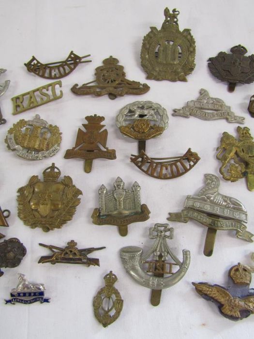 Collection of cap badges and buttons includes Lincoln, Scottish Kings Border, Lincolnshire Yeomanry, - Image 4 of 8