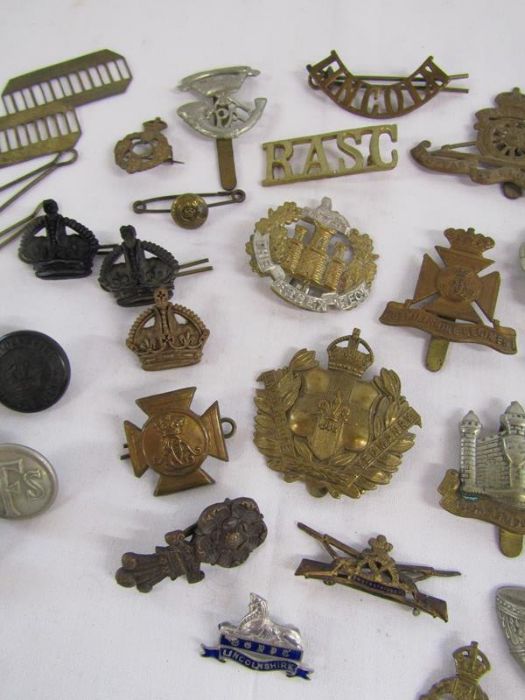 Collection of cap badges and buttons includes Lincoln, Scottish Kings Border, Lincolnshire Yeomanry, - Image 3 of 8