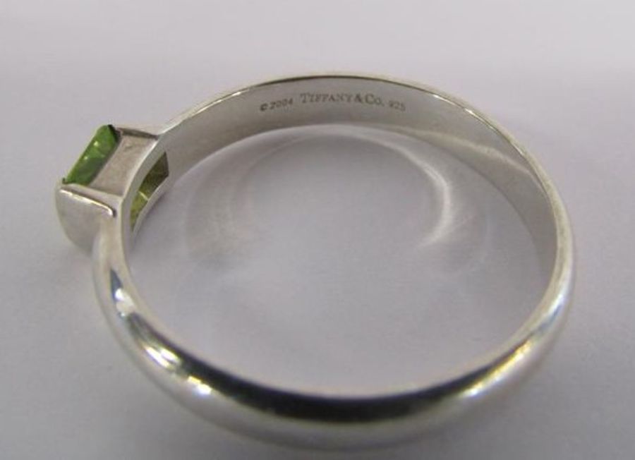 Tiffany & Co square stack silver ring with peridot stone - original receipt - ring size P - Image 6 of 7
