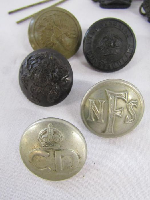 Collection of cap badges and buttons includes Lincoln, Scottish Kings Border, Lincolnshire Yeomanry, - Image 2 of 8