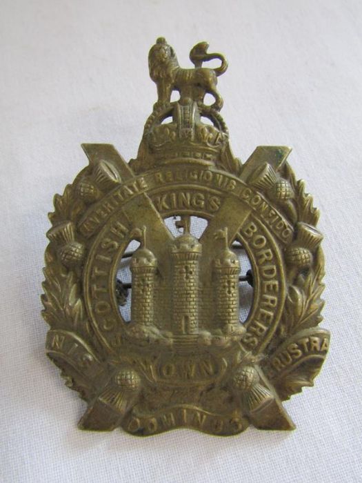 Collection of cap badges and buttons includes Lincoln, Scottish Kings Border, Lincolnshire Yeomanry, - Image 6 of 8