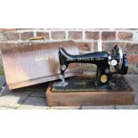 Cased Singer sewing machine EE552776