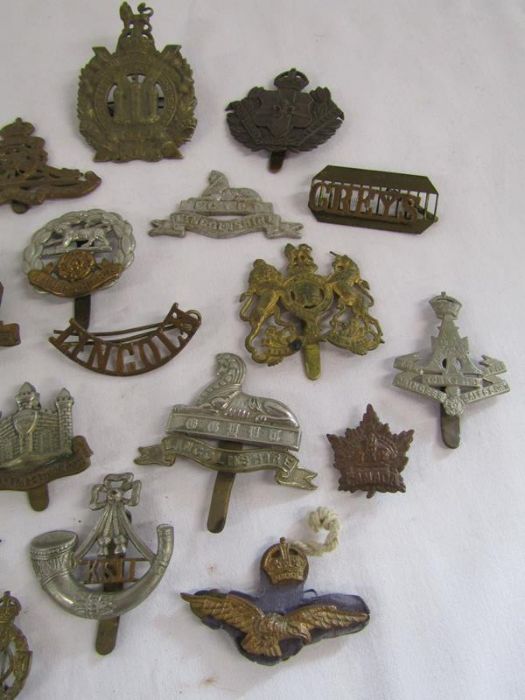 Collection of cap badges and buttons includes Lincoln, Scottish Kings Border, Lincolnshire Yeomanry, - Image 5 of 8