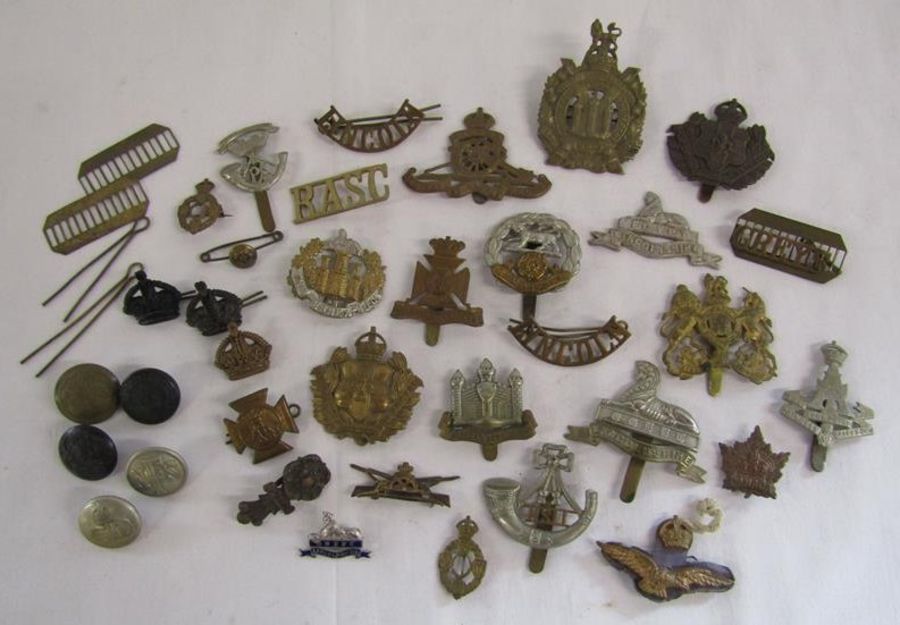 Collection of cap badges and buttons includes Lincoln, Scottish Kings Border, Lincolnshire Yeomanry,