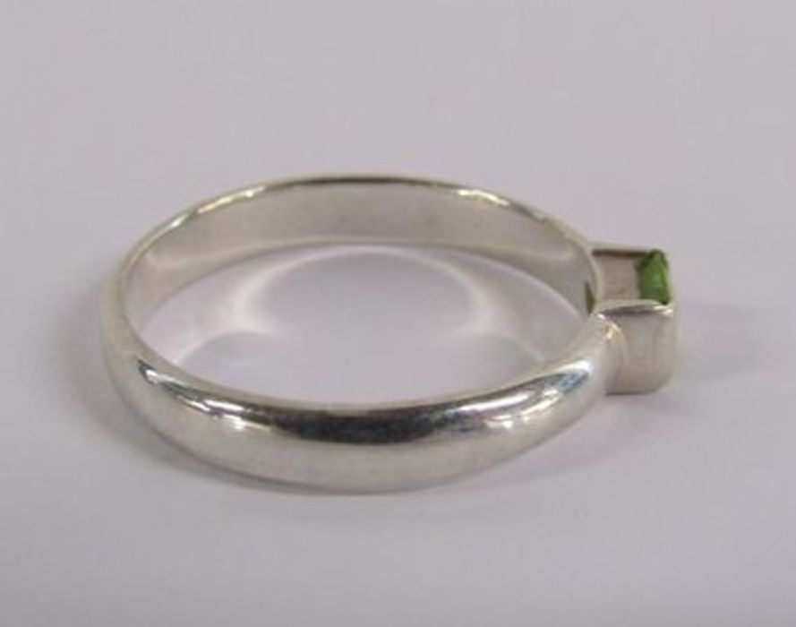 Tiffany & Co square stack silver ring with peridot stone - original receipt - ring size P - Image 4 of 7