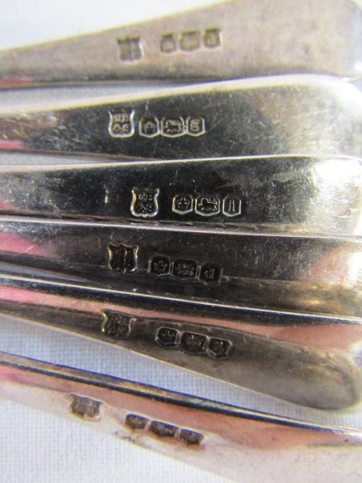 Cooper Brother & Sons 1918 Sheffield silver silver teaspoons and London silver serving spoon - Image 3 of 5