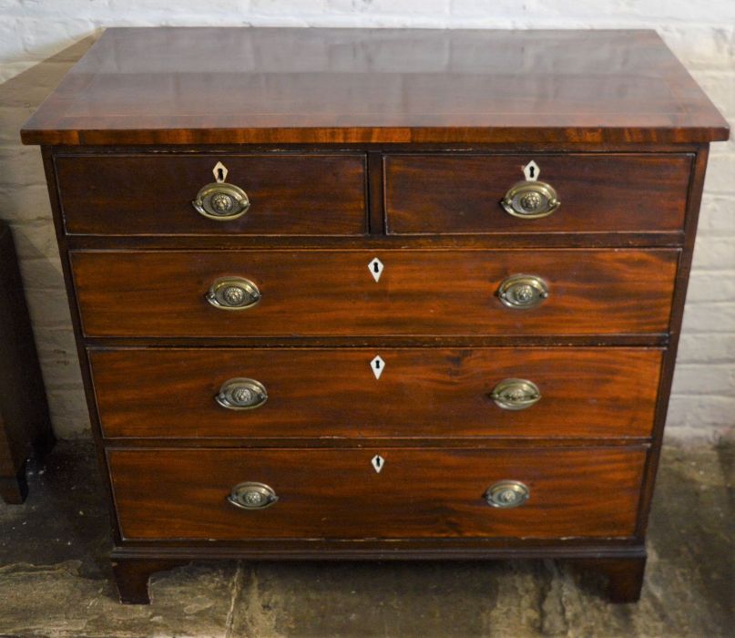 Georgian mahogany chest of drawers with bone escutcheons & brass plate handles (2 missing) L 97cm