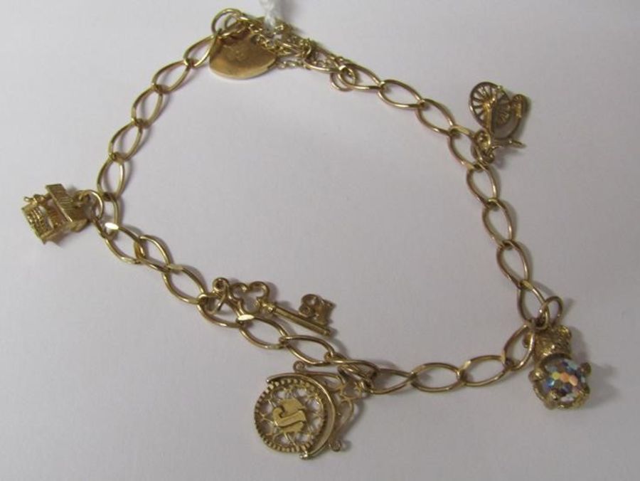 9ct gold charm bracelet marked 375, 6.9g