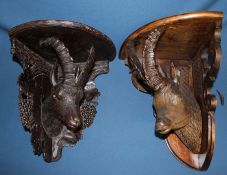 Late 19th / early 20th century Black Forest corner bracket shelf carved with the head of a