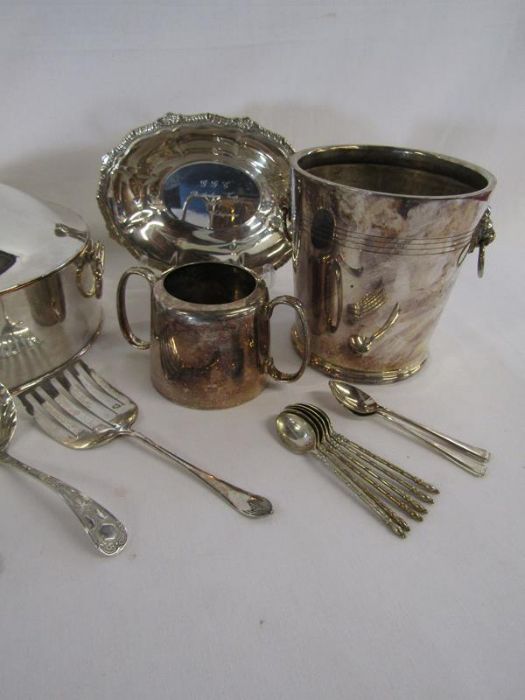 Collection of silver plate to include muffin warmer, ice bucket, carving rests, spoons etc - Image 4 of 9