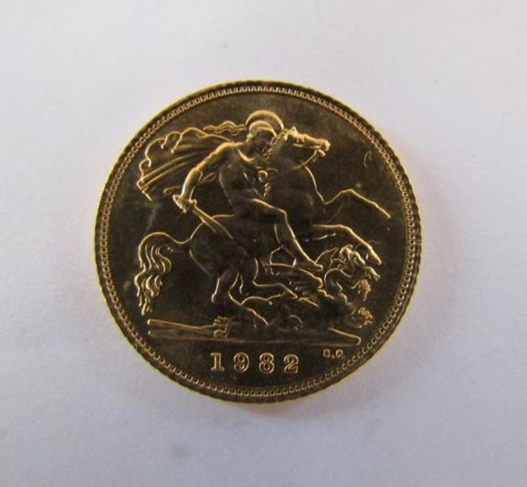 1982 gold half sovereign - Image 2 of 2
