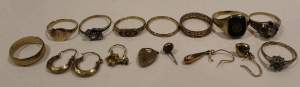 Quantity of 9ct gold rings / earrings 21.12g