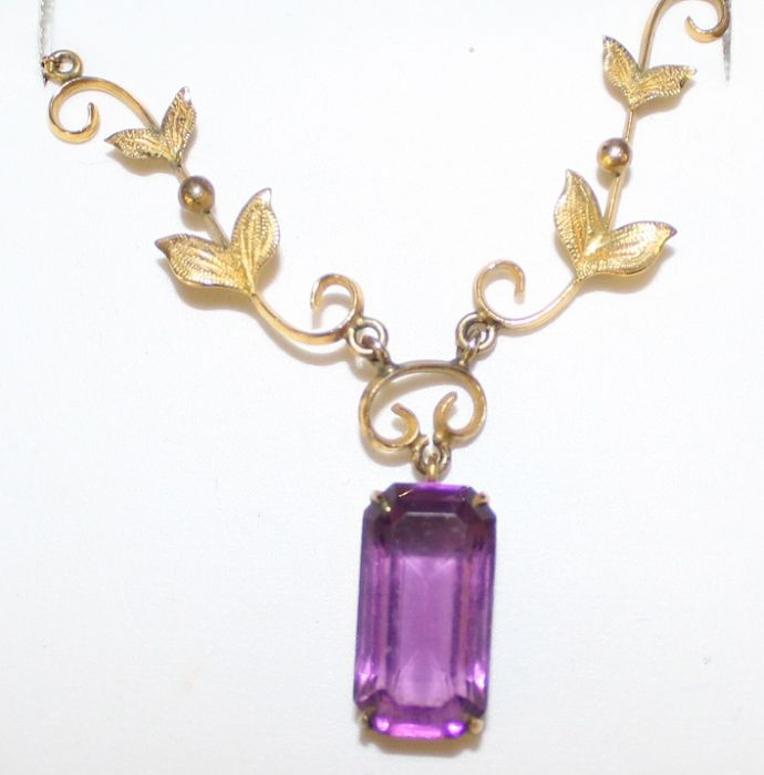 9ct gold floral necklace with amethyst drop 4.35g & 9ct gold and amethyst ring in a similar style - Image 2 of 4