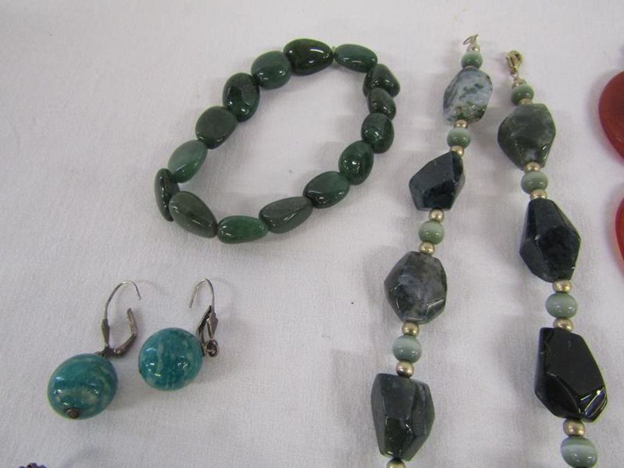 Selection of possibly semi-precious stone jewellery includes large carved pendant - Image 3 of 4