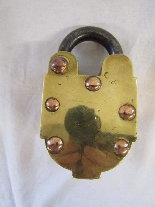 Vintage hand crafted heavy brass and copper padlock with key and hidden release - P.L.N 1649 - Image 5 of 8