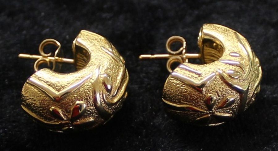 Pair of 18ct gold earrings marked 750 with butterflies (only one butterfly with mark) 4.09g - Image 2 of 4