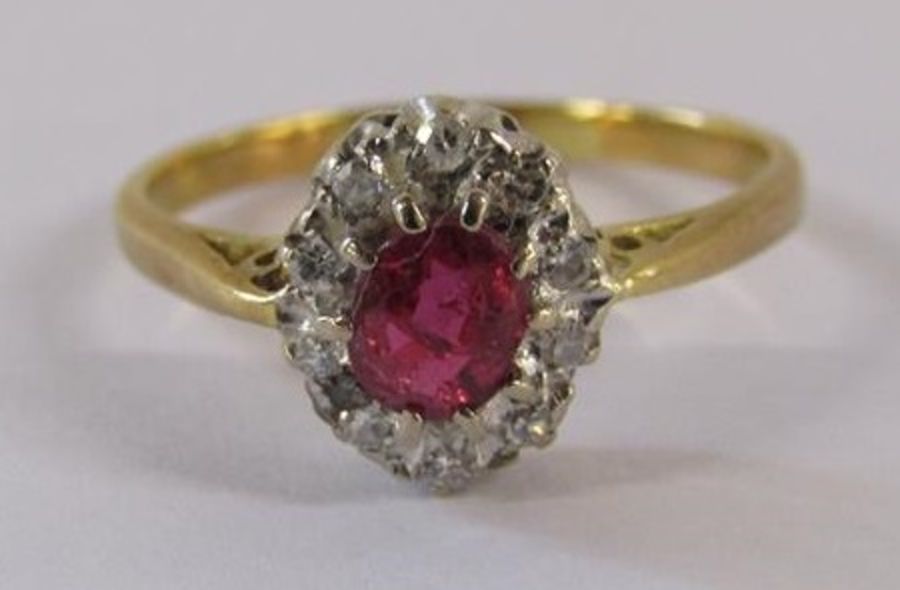 18ct gold ruby and diamond cluster ring - ring size O - Image 5 of 6